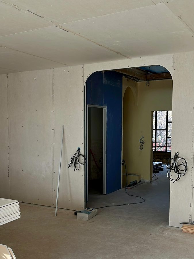 Cintre à angles rayonnés monté en plaques de plâtre, avant enduit, entre deux pièces d'un appartement