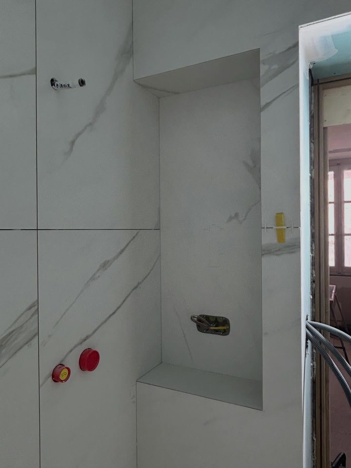 Niche de douche réalisée dans le doublage, en attente de la robinetterie